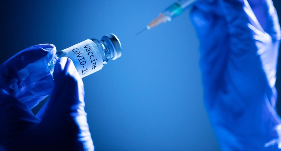 Esta fotografía tomada el 17 de noviembre de 2020 muestra un frasco que dicen "Vaccine Covid-19".  (JOEL SAGET / AFP).