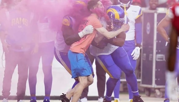 Bobby Wagner, jugador de Los Angeles Rams, detuvo a un invasor de campo con una tacleada. (Foto: EFE)