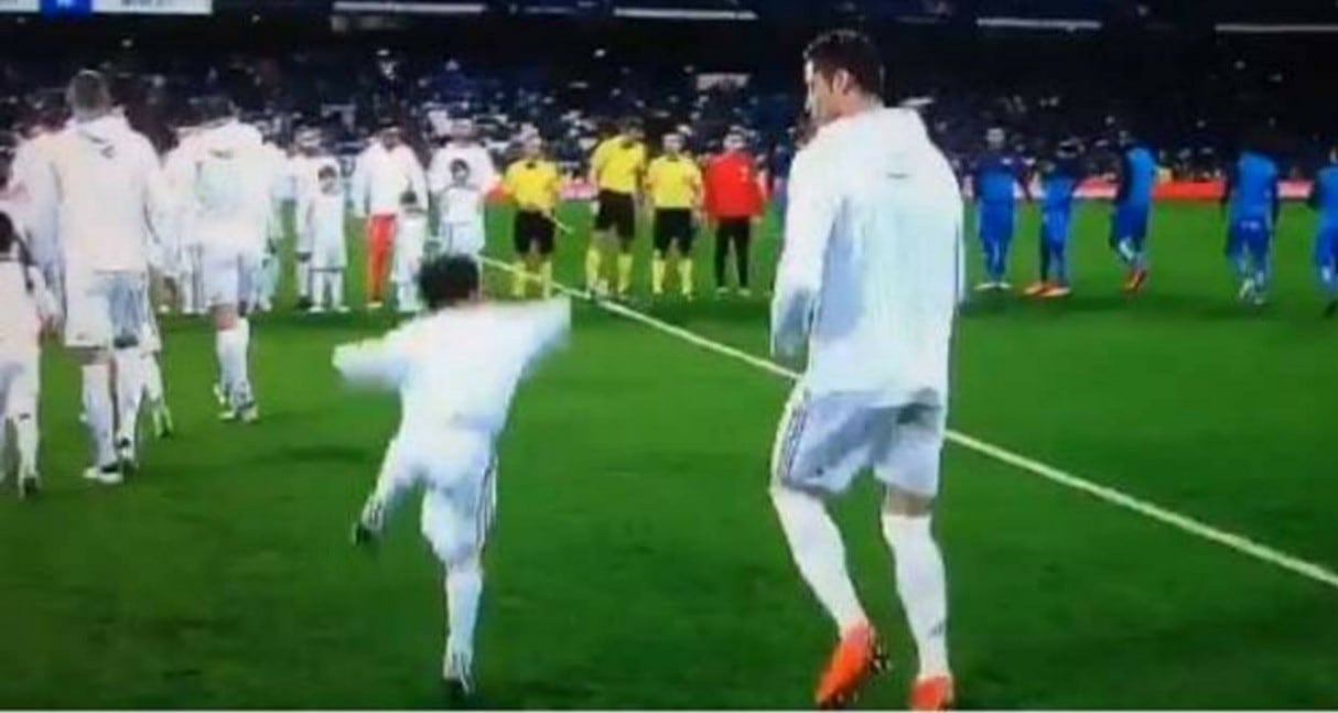 Pequeño hincha de Real Madrid imita a Cristiano Ronaldo y se vuelve viral