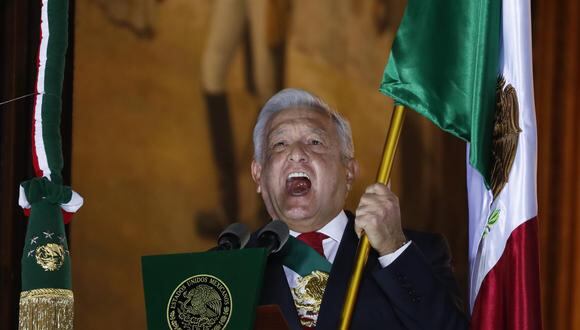 El presidente de México, Andrés Manuel López Obrador (AMLO), pronuncia el Grito de independencia desde el balcón central del Palacio Nacional en Ciudad de México. (EFE/José Méndez).
