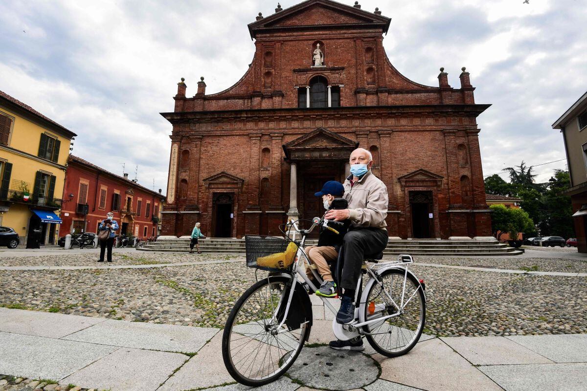 Giancarlo Barcellesi, residente de Codogno y pensionista de 74 años, posa en su bicicleta frente a la iglesia de San Biagio y Santa Maria Immacolata el 20 de mayo de 2020 en Codogno, al sureste de Milán, una de las aldeas en el epicentro de la epidemia de coronavirus en febrero , ya que el país está facilitando su cierre para reducir la propagación de la infección por COVID-19, causada por el nuevo coronavirus. (AFP / Miguel MEDINA)