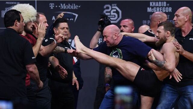 Conor McGregor no quiso esperar hasta la pelea para golpear al ruso. (Getty Images)