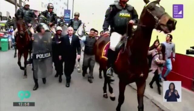 Carlos Tubino tuvo que ser resguardado por Policía Montada en su ingreso al Congreso
