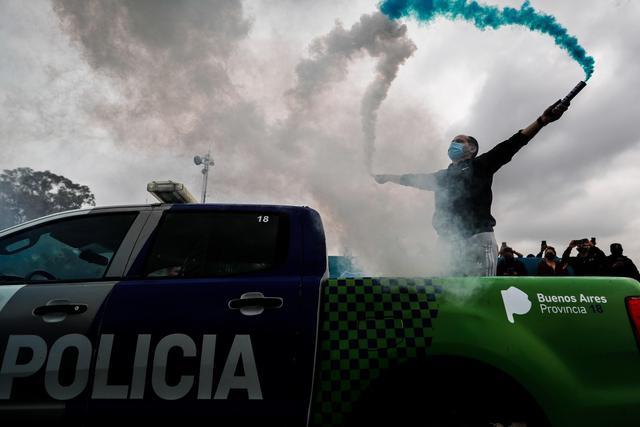Varios policías marchan exigiendo mejores condiciones laborales hoy, en diferentes lugares de la provincia de Buenos Aires (Argentina). (EFE /Juan Ignacio Roncoroni).