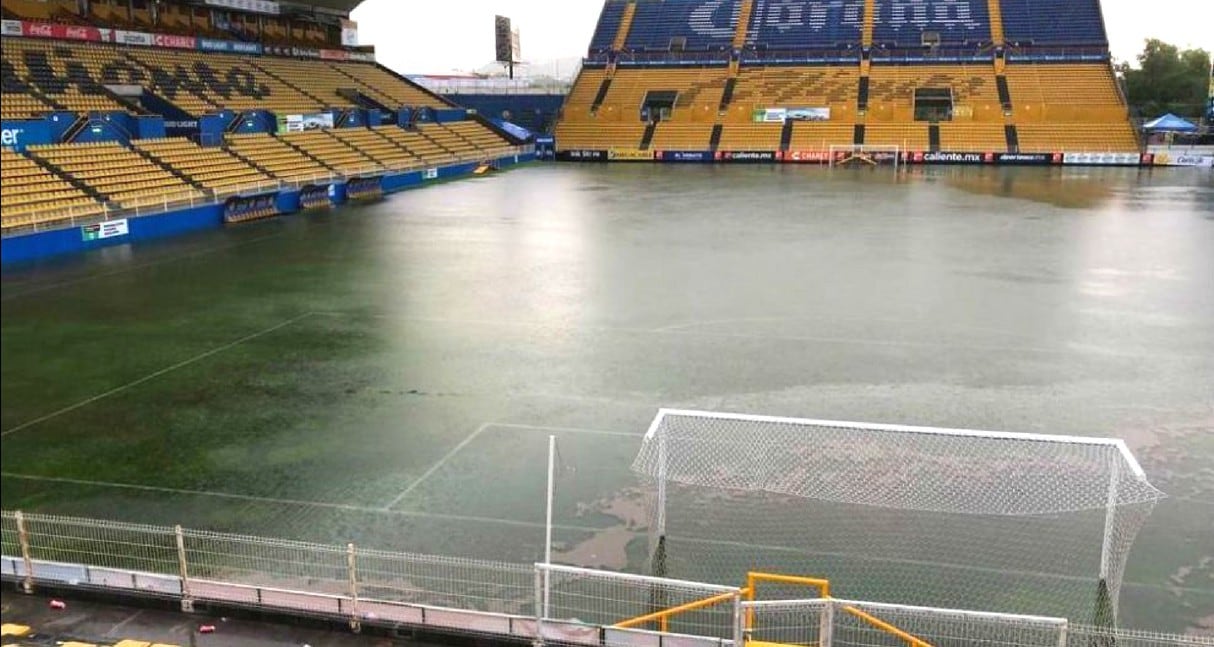 Luvias dejan inundado el estadio de los Dorados de Sinaloa.