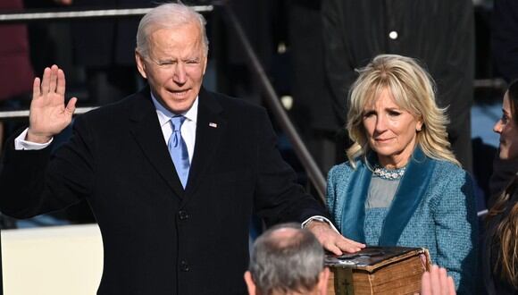 Joe Biden flanqueado por la entrante Primera Dama de los Estados Unidos, Jill Biden, prestará juramento como el 46 ° presidente de los Estados Unidos por el presidente del Tribunal Supremo, John Roberts, el 20 de enero de 2021, en el Capitolio de los Estados Unidos en Washington, DC. (Foto de SAUL LOEB / POOL / AFP)