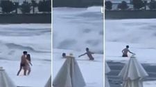 ¡De terror! Mujer desaparece tras ser arrastrada por ola hacia el Mar Negro