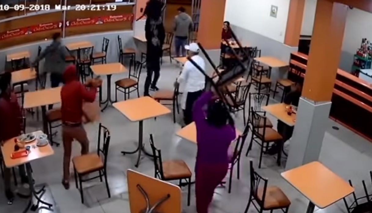 Dueña de restaurante impide que ladrones roben su local. Video: Buenos Días Perú