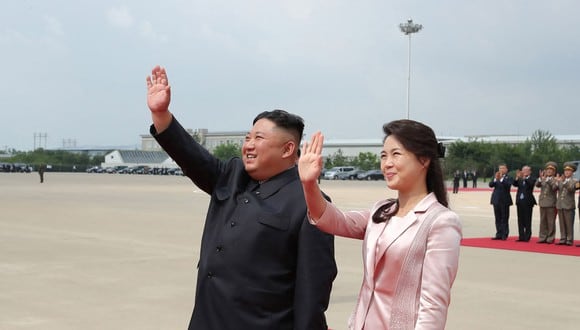 Líder norcoreano Kim Jong Un y su esposa, la primera dama,  Ri Sol-ju. (Foto: KCNA VIA KNS / KCNA VIA KNS / AFP)