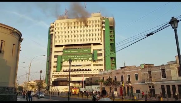 Incendio arrasa con piso 12 de la Dirincri