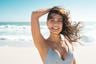 ¿Cómo evitar que el cloro de la piscina, el agua salada del mar, la arena y los rayos solares dañen (irreparablemente) tu cabello?