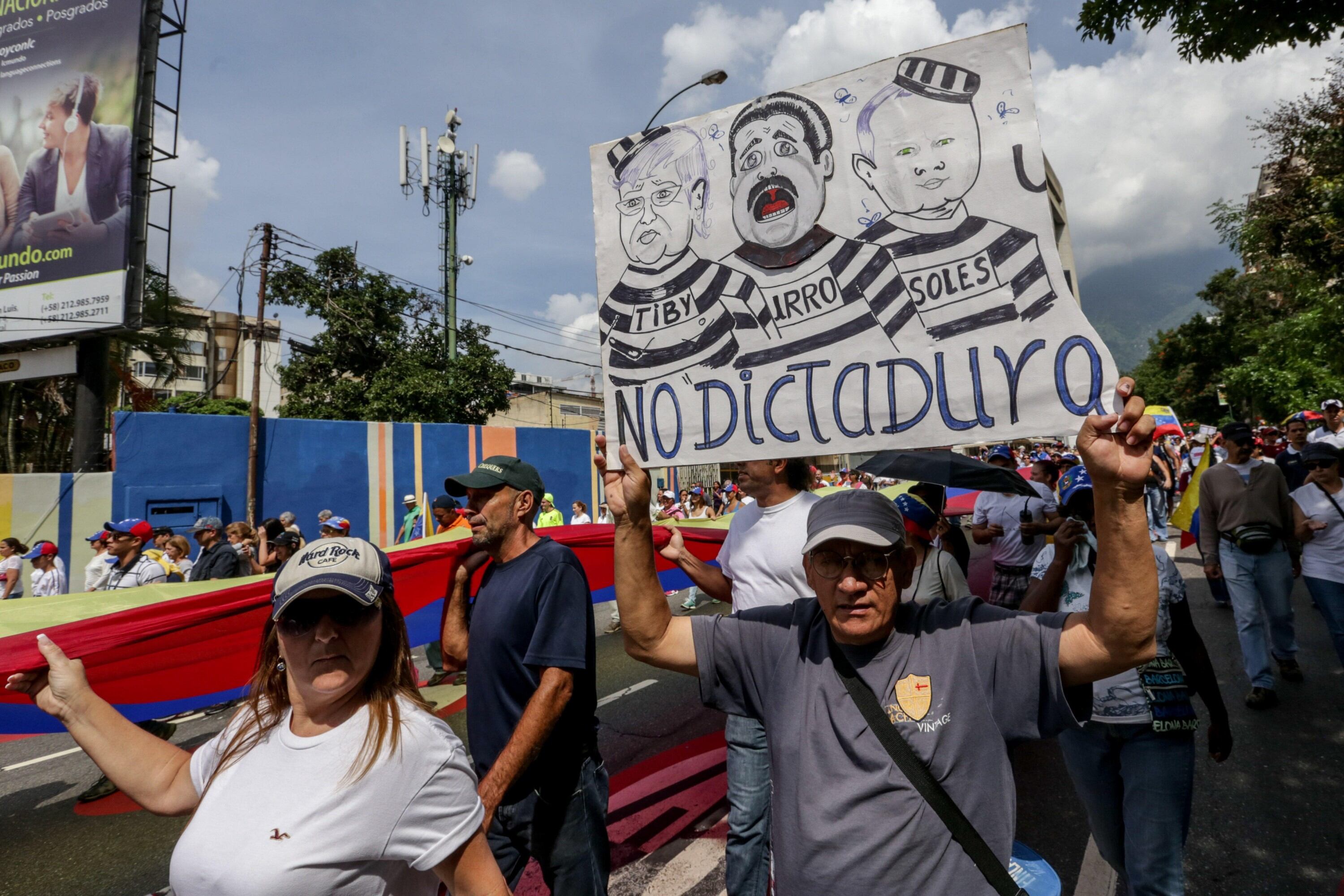 Miles marchan por la 'Toma de Venezuela' y piden la salida de Nicolás Maduro que ha llevado al país a la crisis total en la que vive.