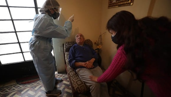 Ministerio de Salud realiza pruebas moleculares casa por casa para descarte de coronavirus en Jesús María. (Foto: Britanie Arroyo / @photo.gec)