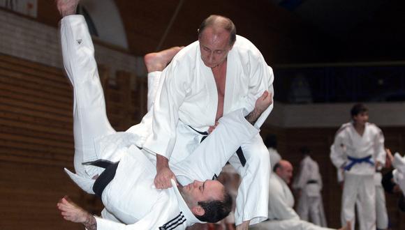 Vladimir Putin realiza una sesión de entrenamiento de judo en la Top Athletic School durante su visita de trabajo a San Petersburgo, el 18 de diciembre de 2009. (Foto: ALEXEY DRUZHININ / RIA NOVOSTI / AFP)