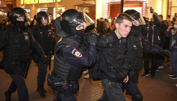 Agentes de policía detienen a un hombre en Moscú el 21 de septiembre de 2022, luego de llamados a protestar contra la movilización parcial anunciada por el presidente Vladimir Putin. (Foto de Alexander NEMENOV / AFP)