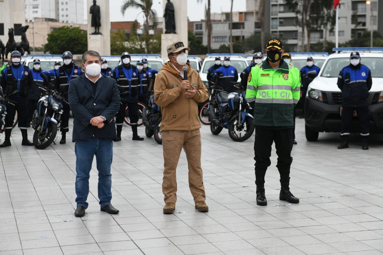 El ministro del Interior, Gastón Rodríguez, entregó esta mañana una flota de nuevos vehículos y modernos equipos de comunicación para mejorar el servicio de patrullaje y fortalecer la seguridad ciudadana en el distrito de Jesús María. (Foto:Mininter)