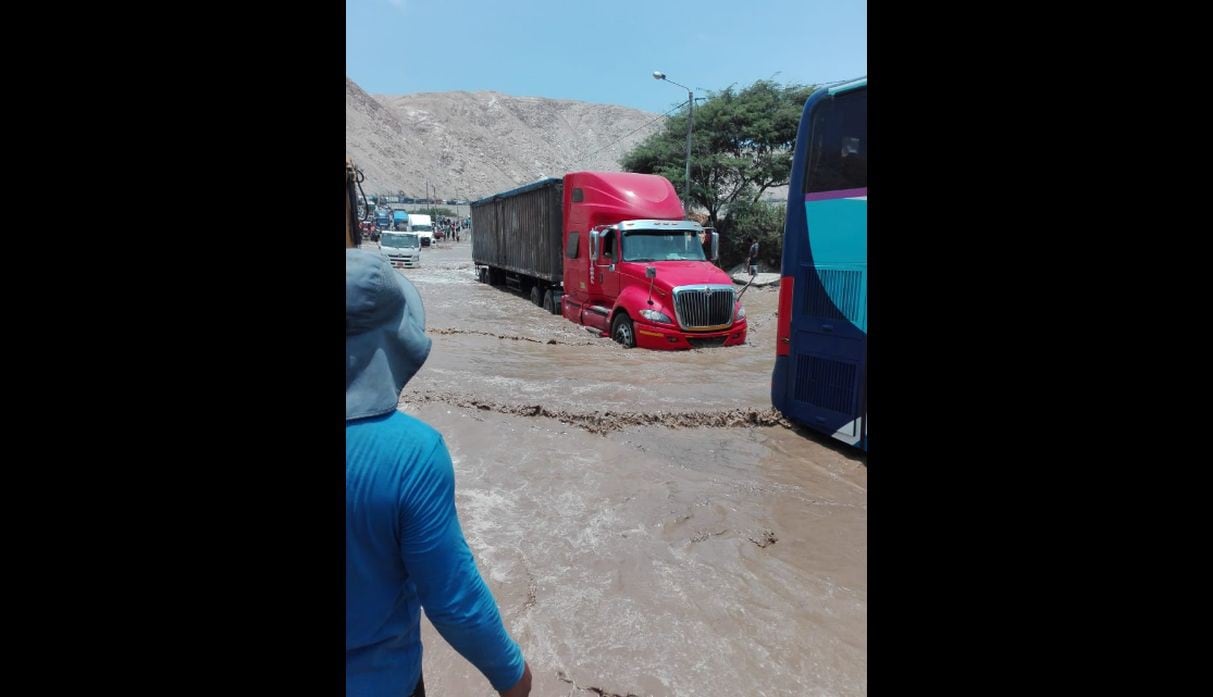 Río se desborda tras huaico y bloquea tránsito en la Panamericana Sur en Arequipa. Foto: Indeci
