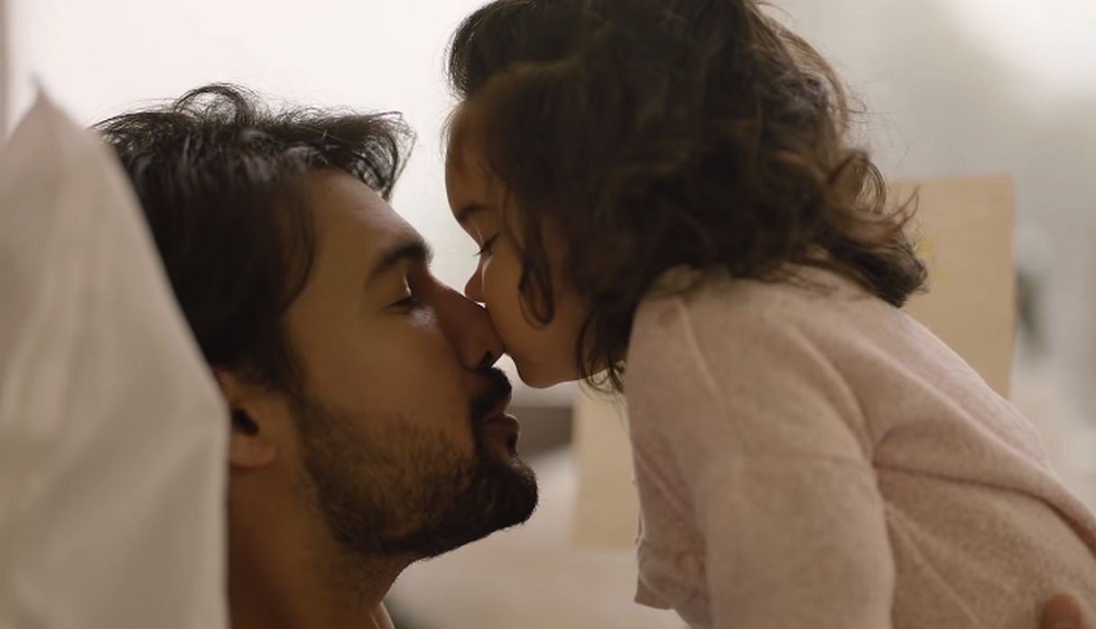 Ezio Oliva estrenó su nuevo videoclip “Mi Ángel” con su hija como protagonista. (Foto: Captura de YouTube)