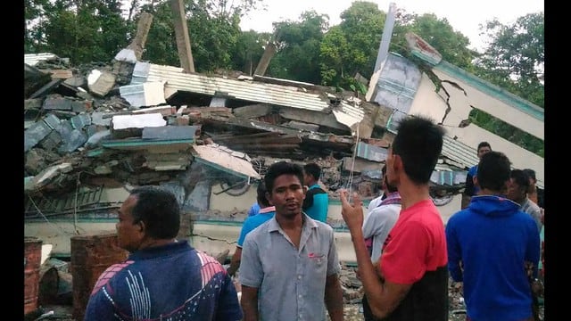 25 muertos en terremoto en Indonesia.