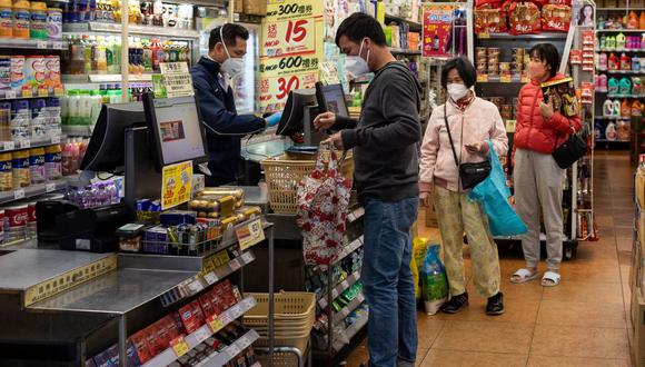 La cadena de supermercados que ha instalado 'cajas lentas' para combatir la soledad de sus clientes. (Foto de Eduardo Leal / AFP)