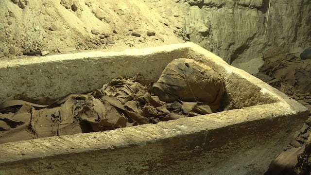 "Se trata de la primera necrópolis (...) encontrada en el centro de Egipto con tantas momias", manifestó Salah al Juli, responsable del equipo de arqueólogos que hizo el descubrimiento en la región desértica de Tuna el Yebel en Egipto.