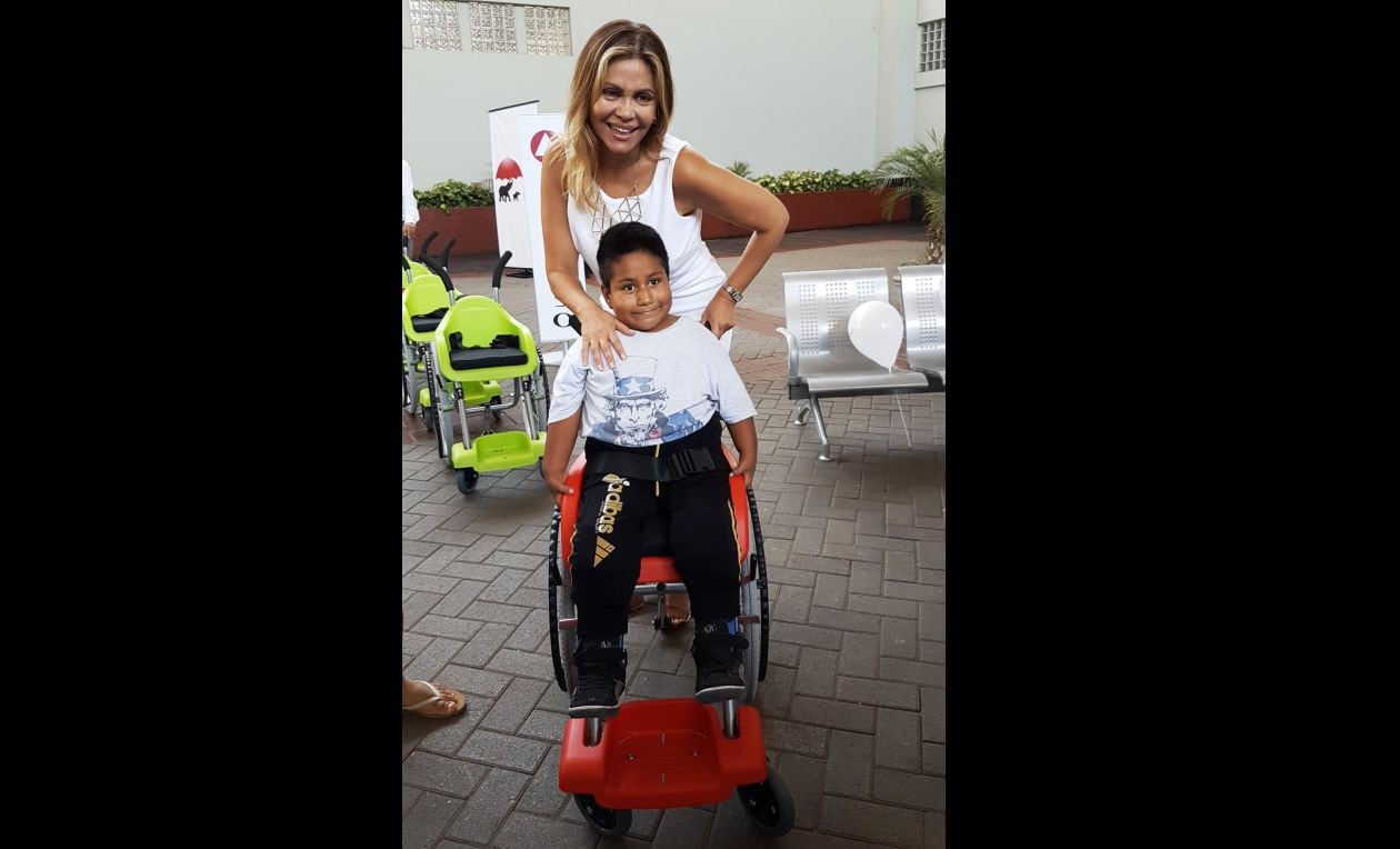 Gisela Valcárcel apoya a Teletón Perú en entrega de sillas de ruedas