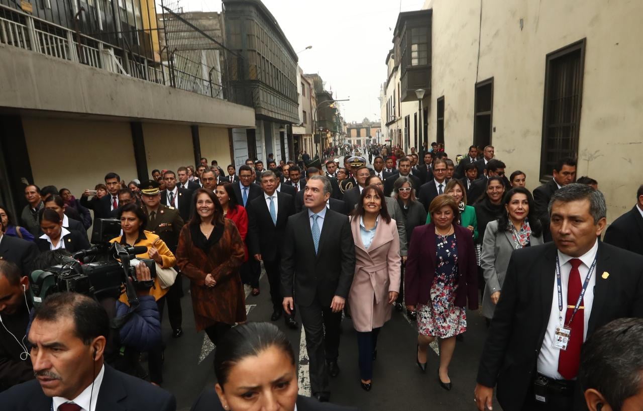 Todo el gabinete encabezado por Salvador del Solar se trasladó a pie desde la PCM hasta el Congreso, rodeados por prensa y por su seguridad. (Foto: Alessandro Currarino / GEC)