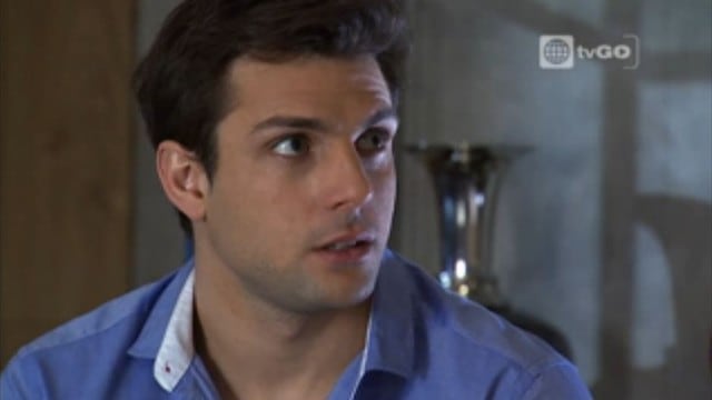 ‘Piero’ intenta revelar a su padre de las intenciones de ‘Mónica’ em ‘Ven, baila quinceañera’. (Captura América TV)