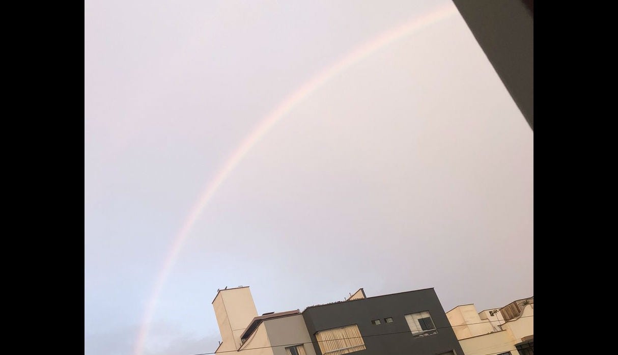 Un arcoíris apareció en el cielo. (Twitter - varios usuarios)