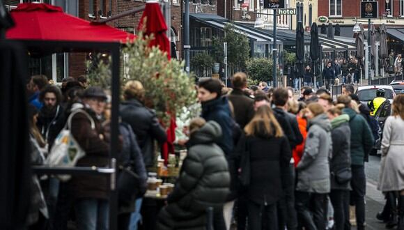 Miles de personas participan en el "Tour du Roer", un recorrido de bares alternativo organizado por 20 cafés y otros establecimientos de catering como protesta contra las medidas Covid-19 del gobierno holandés. (Foto: ROB ENGELAAR / ANP / AFP)