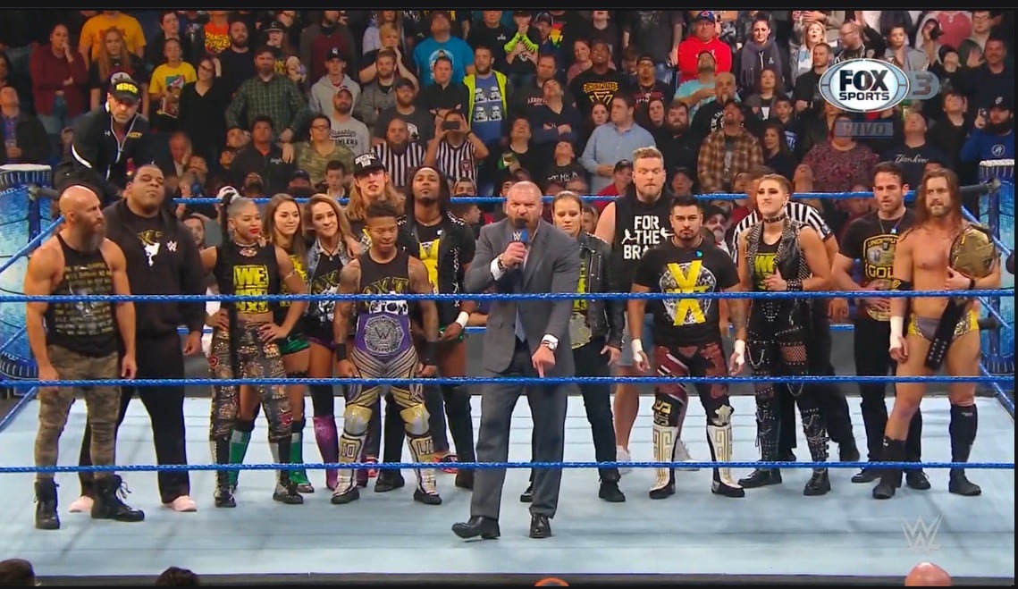 Comandados por Triple H, las figuras de NXT invadieron el ring de WWE,. (Captura FOX Sports 3)