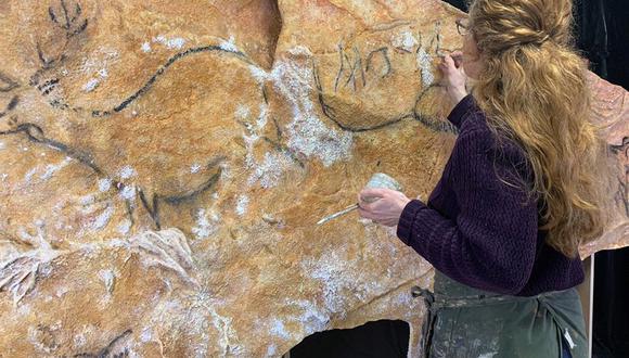 La artista argentina Lorena Acin trabaja en la elaboración de una réplica de la cueva prehistórica de Cosquer (sureste de Francia), cuyas 500 pinturas rupestres quedarán sumergidas por la subida del nivel del mar. (Foto: EFE)
