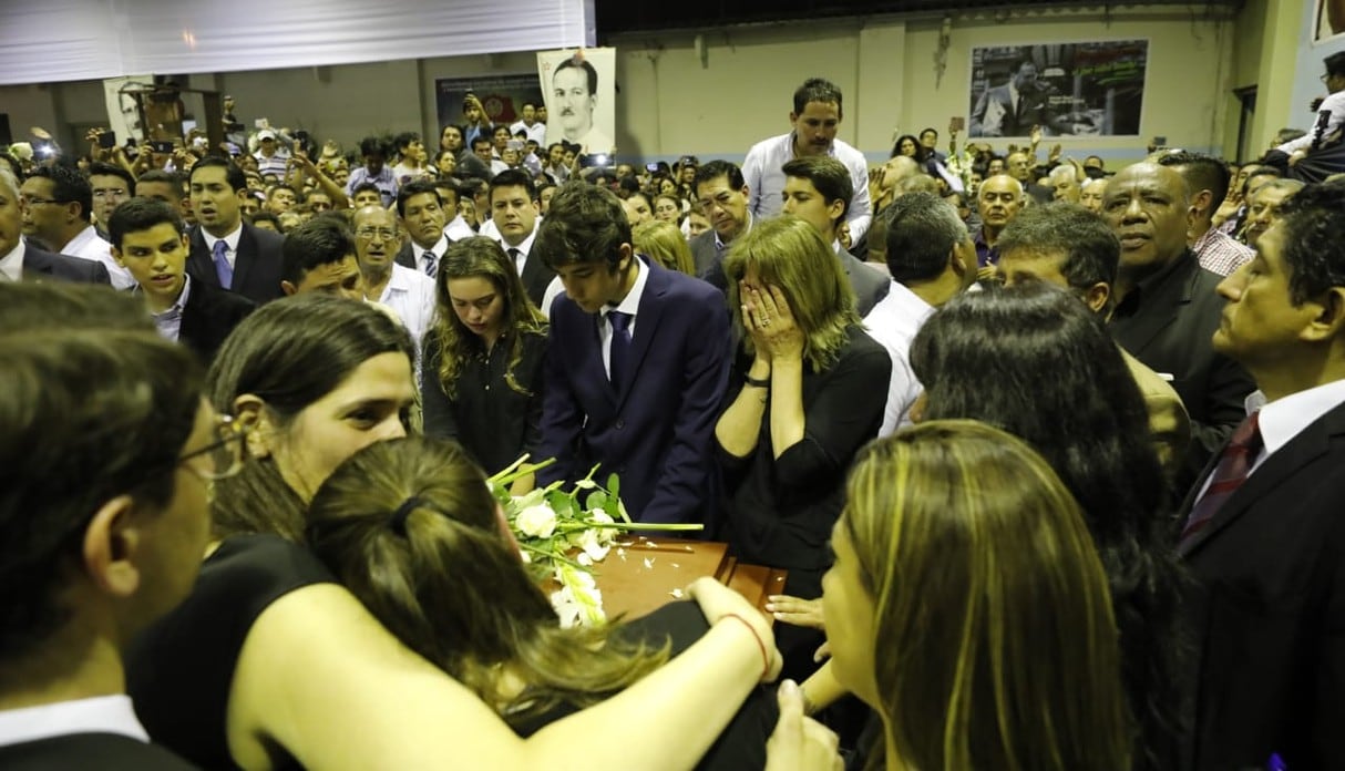 Federico Danton y Roxanne Cheesman lloran delante del féretro de Alan García. (Fotos: GEC/Piko Tamashiro)