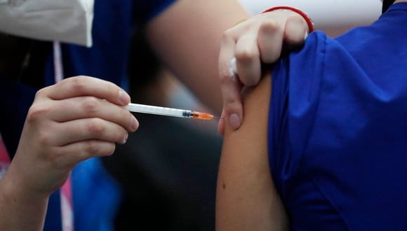 En los ensayos participarán 600 adultos. La mitad de ellos ya recibieron dos dosis de la vacuna de Moderna hace al menos seis meses. (Foto: JAVIER TORRES / AFP)