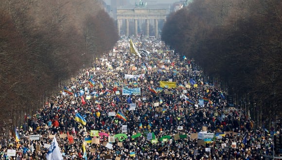 Los manifestantes se agolpan alrededor de la columna de la victoria y cerca de la Puerta de Brandenburgo en Berlín para manifestarse por la paz en Ucrania el 27 de febrero de 2022. (Foto: Odd ANDERSEN / AFP)