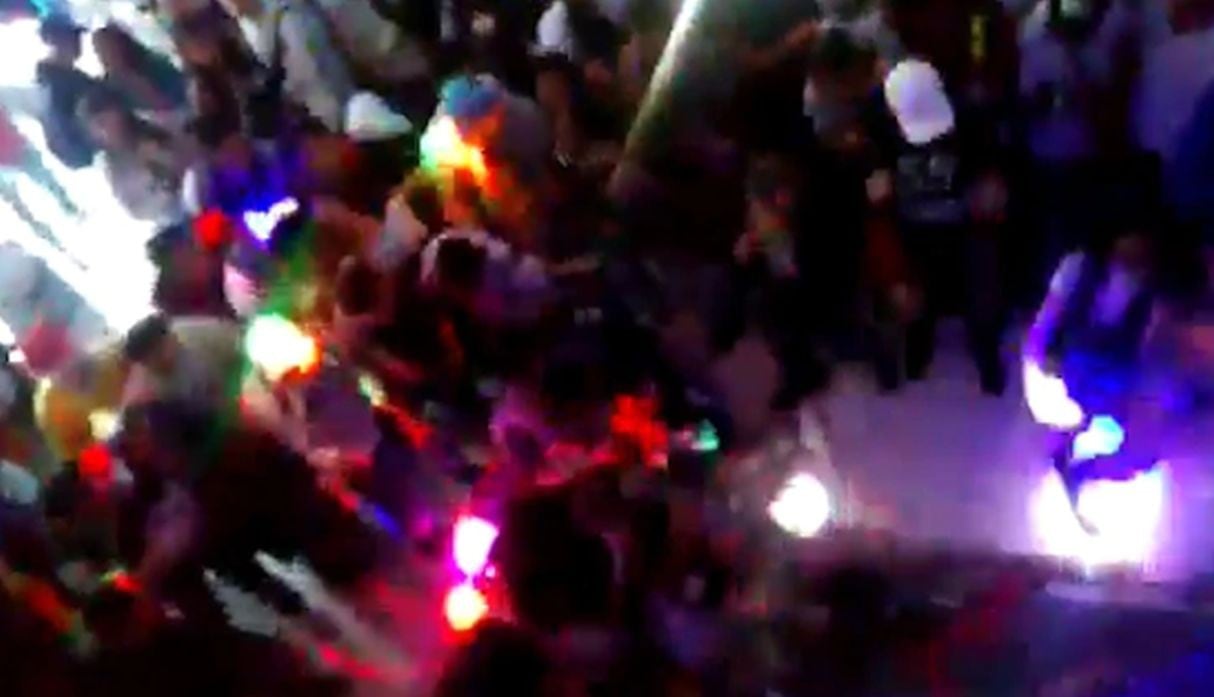 Piso de discoteca se desplomó y dejó varios heridos. (Capturas: Facebook/YouTube/Caracol TV)