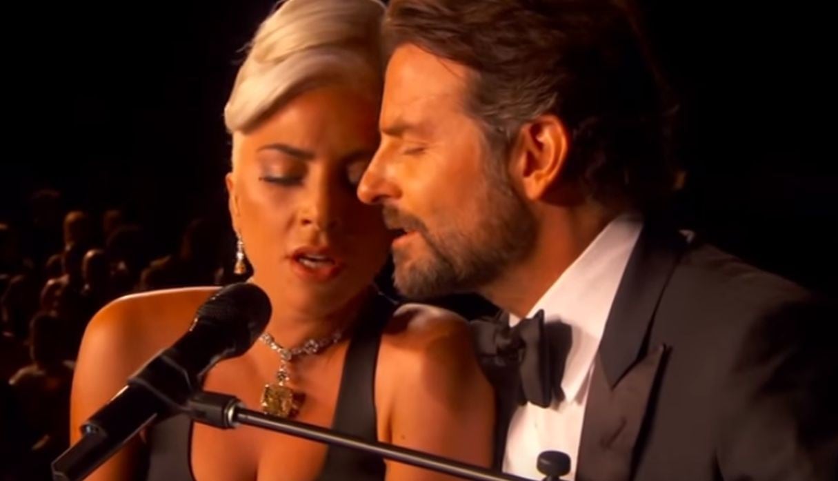 Lady Gaga intentó besar a Bradley Cooper en plena interpretación de Shallow