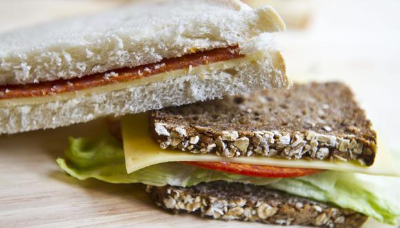 Pan integral con queso y un sandwich de tostadas. El consumo de cereales integrales es preferible al de alimentos procesados con aditivos. (Foto: DPA)