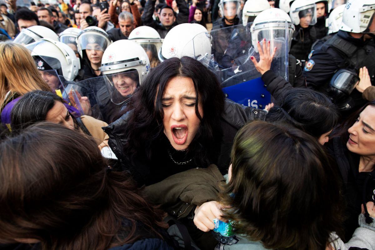 La Policía turca ha dispersado este domingo una manifestación de centenares de mujeres que se habían congregado en Estambul para cantar la canción feminista 'Un violador en tu camino'. (EFE)