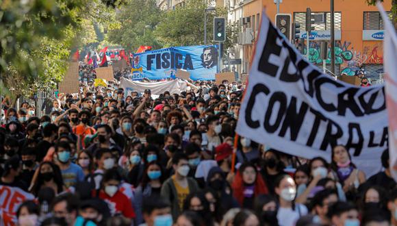 imagen referencial.- Un joven herido de bala durante marcha estudiantil en Chile. (Foto: JAVIER TORRES / AFP)