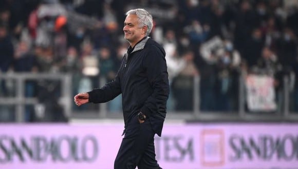 José Mourinho es entrenador de AS Roma desde julio del 2021. (Foto: AFP).