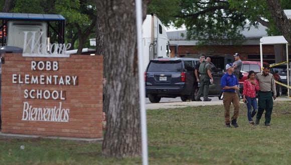 Se ve un cartel de bienvenida fuera de la Escuela Primaria Robb mientras la gente se aleja en Uvalde, Texas, el 24 de mayo de 2022. - Un adolescente armado mató a 18 niños pequeños en un tiroteo en una escuela primaria en Texas el martes, en la escuela más mortífera de EE. UU. tiro en años. (Foto: Allison Dinner / AFP)