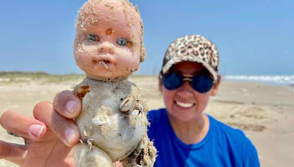 Los investigadores se volvieron populares en redes desde que empezaron a publicar las muñecas halladas en la playa.| Foto: Mission-Aransas Reserve
