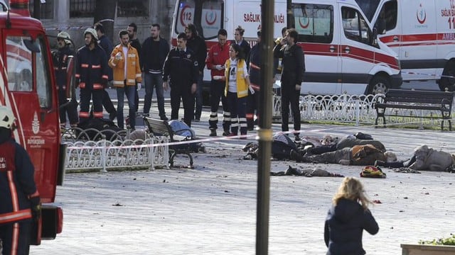 Un ataque suicida en un barrio histórico de Estambul, en Turquía, dejó al menos 10 muertos y 15 heridos. (Foto: Agencias)