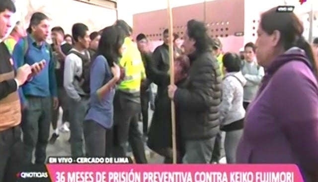 Una seguidora de Keiko Fujimori agredió a una joven en los alrededores de la Sala Penal Nacional. (Capturas: ATV+)