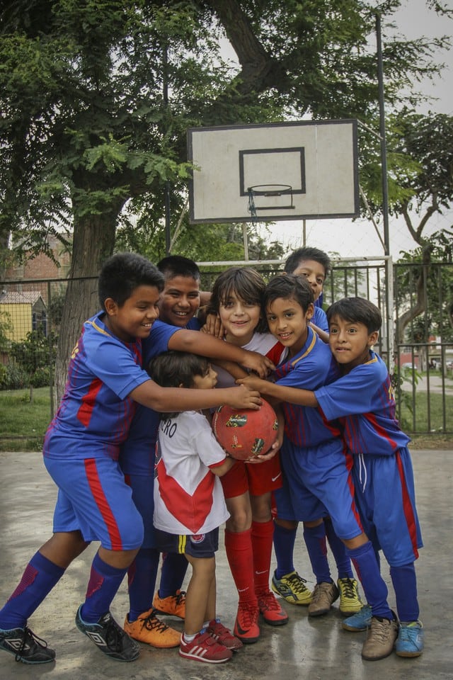 Luciano de tan solo 10 años donó implementos deportivos a sus amigos de Los Olivos.