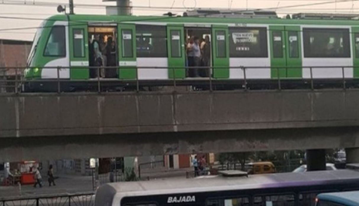 Varios pasajeros se quedaron atrapados en un tren del Metro de Lima cuando este se detuvo en medio del camino.