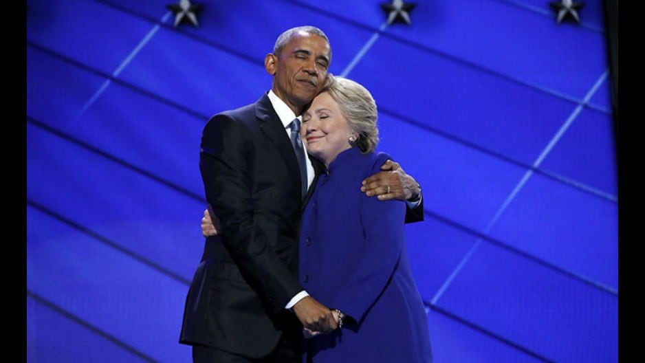 Abrazo de Obama y Hillary generó los más divertidos memes.