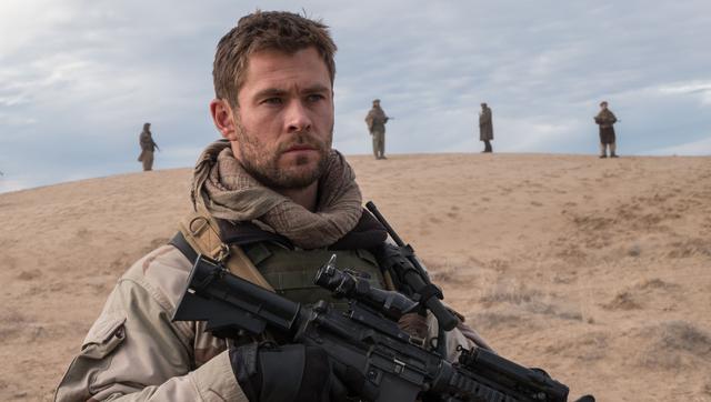 Chris Hemsworth se aleja de 'Thor' y se transforma en soldado para la cinta 'Tropa de héroes'