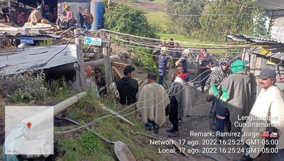 Equipos de rescate y lugareños que buscan a nueve mineros atrapados después de un colapso en una mina de carbón en Lenguazaque, departamento de Cundinamarca, Colombia. (Foto: Twitter)